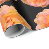 Peach Yellow Pink Blend Rose Blume Foto auf Schwar Geschenkpapier (Rolleneckpunkt)
