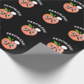 Peachless Funny Fruchtpeach Pun Dark BG Geschenkpapier (Ecke)