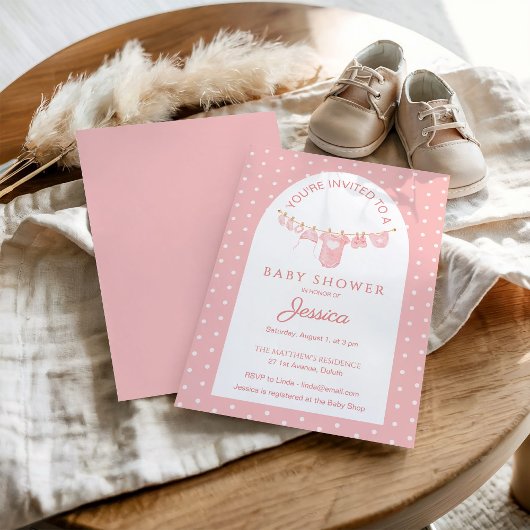 Peachy Pink Polka Dots Hängekleidung Kinderdusche Einladung