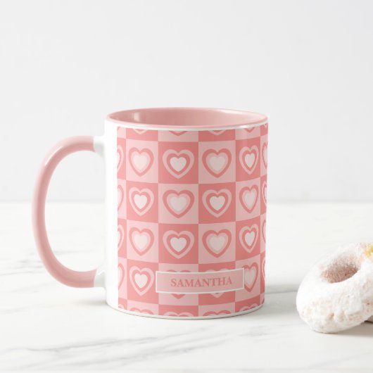 Peachy Pink Retro Hearts Valentine’s Gift Tasse (Mit Donut)