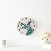 Peacock Bird Feather Monogram Initial Wall Clock Runde Wanduhr (Zuhause)