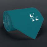 Peacock Blue | Elegante Monogramm Name | einseitig Krawatte<br><div class="desc">Eine elegante einseitige Krawatte mit einem fett-weißen Monogramm über einen Peacock Blue-Hintergrund. Zusätzlich zu diesem Monogramm sitzt Ihr Vor- oder Nachname in allen Hauptstädte. Wenn Sie einen mutigeren Blick auf den persönlichen Namen im großen Buchstaben bevorzugen, können Sie folgendes tun: Benutzen Sie die Funktion Anpassen/Bearbeiten und klicken Sie auf den...</div>