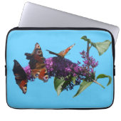 Peacock Butterfliegen auf der Buddleja Electronics Laptopschutzhülle (Vorderseite)
