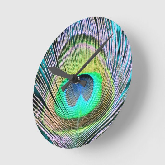Peacock Feather auf Türkis Runde Wanduhr (Winkel)