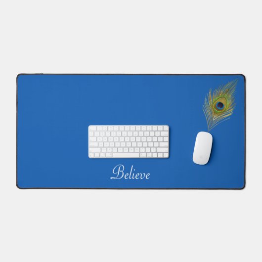 Peacock Feather & Calligraphy on Lake Blue Schreibtischunterlage (Tastatur & Maus)