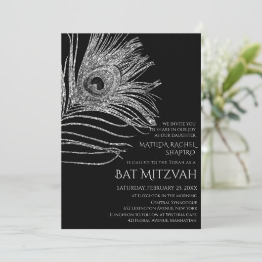 Peacock Feather Glitzer Silver Bat Mitzvah Logo Einladung (Stehend Vorderseite)