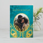 Peacock Feather Jewel Tone Gold Wedding  Folieneinladung (Stehend vorne)