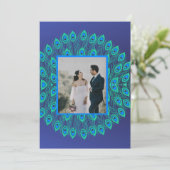 PEACOCK FEATHER MOTIF GEMUSTERT BLAUE GREEN EINLADUNG (Stehend Vorderseite)