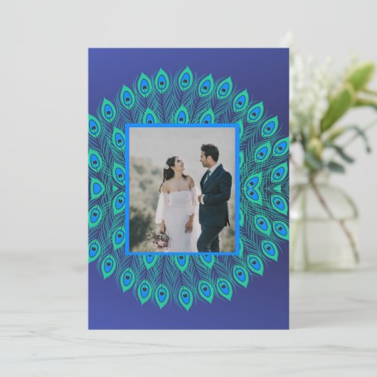 PEACOCK FEATHER MOTIF GEMUSTERT BLAUE GREEN EINLADUNG (Stehend Vorderseite)