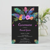 Peacock Feathers & Blume Black Quinceañera Einladung (Stehend Vorderseite)