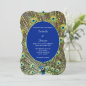 Peacock Feathers & Calligraphy on Blue Wedding Einladung (Stehend Vorderseite)