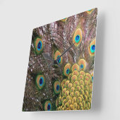Peacock Feathers Emerald Green und Gold Quadratische Wanduhr (Winkel)