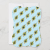 Peacock Feathers on Light Blue & White Wedding Einladung (Rückseite)