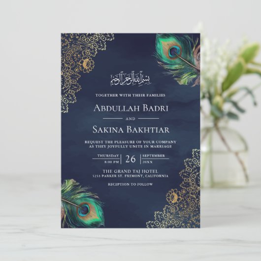 Peacock Feathers QR Code Navy Blue Muslim Hochzeit Einladung (Stehend Vorderseite)