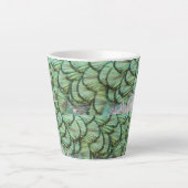 Peacock Green Gray Feathers Latte Tasse (Vorderseite)