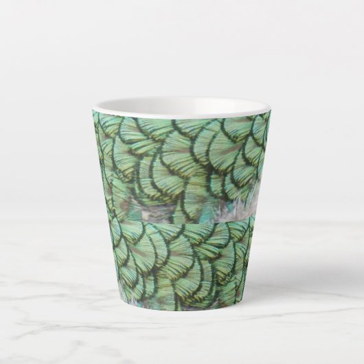 Peacock Green Gray Feathers Latte Tasse (Vorderseite)