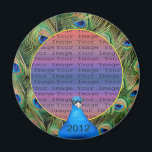 Peacock Wedding Foto Magnet<br><div class="desc">Ihre Veranstaltung wird das perfekte Foto sein, wenn Ihre Gäste diese Foto Magnete als Zuhause zum Favoriten nehmen. Diese trendigen Foto Magnete bieten eine einzigartige und funktionelle Möglichkeit, Fotos zu zeigen. Ideal für Fotos Ihrer Veranstaltung, um jedem Ihrer Gäste als Erinnerung an Ihren besonderen Tag zu geben. Personalisieren Sie Ihre...</div>