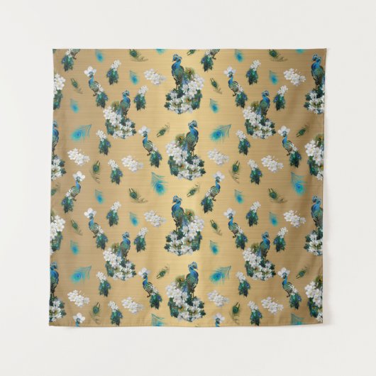 Peakocks und Federn auf Gold Fabric Print Wandteppich (Vorderseite)