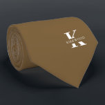 Peanut Brown Eleganmonogramm   Name Krawatte<br><div class="desc">Eine elegante Krawatte mit einem fett-weißen Monogramm über einen Erdnussbraun-Hintergrund. Zusätzlich zu diesem Monogramm sitzt Ihr Vor- oder Nachname in allen Hauptstädte. Wenn Sie einen mutigeren Blick auf den persönlichen Namen im großen Buchstaben bevorzugen, können Sie folgendes tun: Benutzen Sie die Funktion Anpassen/Bearbeiten und klicken Sie auf den Namen. Unter...</div>