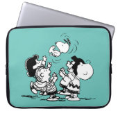 Peanuts Gang Lifting Snoopy Laptopschutzhülle (Vorderseite)