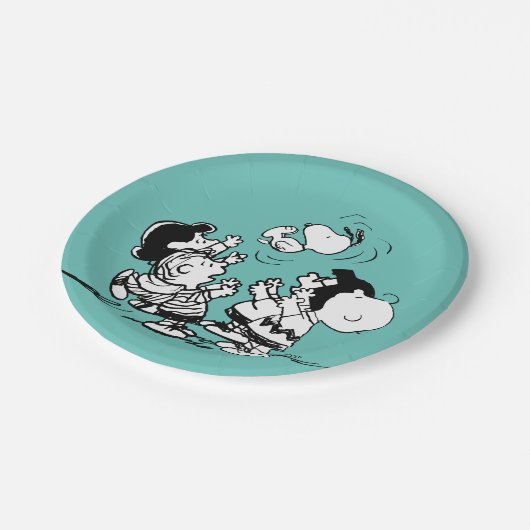 Peanuts Gang Lifting Snoopy Pappteller (Schrägansicht)