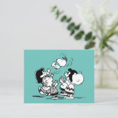 Peanuts Gang Lifting Snoopy Postkarte (Stehend Vorderseite)