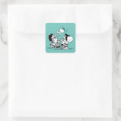 Peanuts Gang Lifting Snoopy Quadratischer Aufkleber (Tasche)