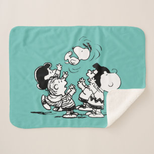 Peanuts Gang Lifting Snoopy Sherpadecke