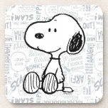 PEANUTS | Snoopie auf Schwarz-weißen Comicen Getränkeuntersetzer<br><div class="desc">Dieses Kunstwerk zeigt Snoopy sitzend auf dem Hintergrund von schwarz-weiß Charles M. Schulz Comic Streifen.</div>