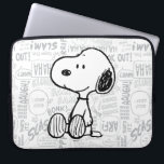 PEANUTS | Snoopie bei Schwarz-weißen Comicen 2 Laptopschutzhülle<br><div class="desc">Dieses Kunstwerk zeigt Snoopy sitzend auf dem Hintergrund von schwarz-weiß Charles M. Schulz Comic Streifen.</div>