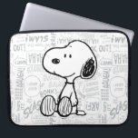 PEANUTS | Snoopie bei Schwarz-weißen Comicen 2 Laptopschutzhülle<br><div class="desc">Dieses Kunstwerk zeigt Snoopy sitzend auf dem Hintergrund von schwarz-weiß Charles M. Schulz Comic Streifen.</div>