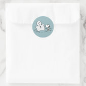 Peanuts | Snoopy baut einen Schneemann Runder Aufkleber (Tasche)