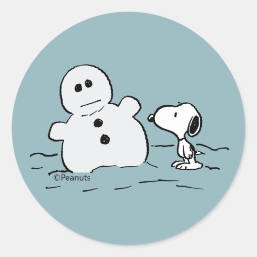 Peanuts | Snoopy baut einen Schneemann Runder Aufkleber (Vorderseite)