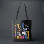 Peanuts Snoopy Congrats Grad Graduation Confetti Tasche<br><div class="desc">Celebrate graduation in a bold and playful way with this vibrant Peanuts-inspired design bursting with color and excitement. Set against a dark background, the scene features a joyful beagle in a graduation cap surrounded by confetti, streamers, and dynamic shapes that bring energy to the moment. The bright, multicolored “Congrats Grad!”...</div>