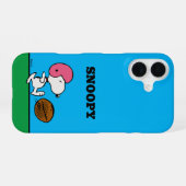 Peanuts | Snoopy Football-Kicker iPhone 16 Hülle (Rückseite (Horizontal))