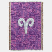 Pearl Aries Zodiac Sign auf Pink Digital Camouflag Decke (Vorderseite Vertikal)
