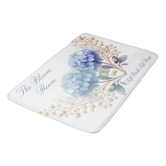 Pearl Blush Powder Blue Hydrangea Wasserfarbe Badematte (Schrägansicht)