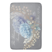 Pearl Blush Powder Blue Hydrangea Wasserfarbe Badematte (Vorderseite Vertikal)