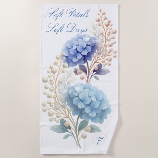 Pearl Blush Powder Blue Hydrangea Wasserfarbe Strandtuch (Vorderseite)