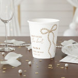 Pearl Bow She's Tying the Knot Bow Bridal Shower Pappbecher<br><div class="desc">Celebrate the bride-to-be with this Pearl Bow “She’s Tying the Knot” bridal shower party theme featuring a delicate bow accented with soft pearl detailing and refined script typography. The design blends romantic charm with modern elegance, making it perfect for coquette, classic, or minimalist bridal shower aesthetics. Its timeless black-and-white palette...</div>