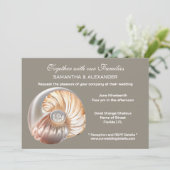 Pearl Conch Shell Beach Wedding Einladung (Stehend Vorderseite)