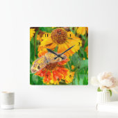 Pearl Crescent Butterfly auf Sneezeweed Quadratische Wanduhr (Zuhause)