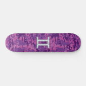 Pearl Gemini Zodiac Symbol auf Digital Camouflage Skateboard (Horizontal)