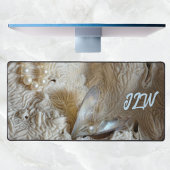 Pearl in Oyster and Natural Sea Coral Fotografie Schreibtischunterlage