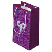 Pearl like Aries Zodiac Sign Pink Camouflage Kleine Geschenktüte (Rückseite Schrägansicht)