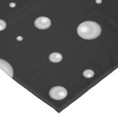 Pearl Pattern on Black Background Tischdecke (Schrägansicht)