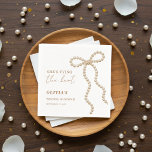 Pearl She's Tying the Knot Bow Bridal Shower Serviette<br><div class="desc">This pearl “She’s Tying the Knot” bow bridal shower party design features a delicate and feminine aesthetic that adds a soft, romantic touch to pre-wedding celebrations. The elegant pearl bow motif paired with graceful typography creates a chic and timeless look, perfect for honoring the bride-to-be in style. Ideal for coquette,...</div>