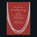 Pearl Überraschung Geburtstagsparty lädt rot ein Einladung<br><div class="desc">Lange Perlenketten schmücken die  Geburtstagspartyeinladung der 1920er Jahre. Es ist einfach,  elegant und hat einen Hauch von Verspieltheit. Wenn Sie zusätzliche Artikel für Ihre Veranstaltung benötigen,  kontaktieren Sie uns bitte unter prettyfancyinvites@gmail.com mit Ihrer Anfrage.</div>