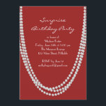 Pearl Überraschung Geburtstagsparty lädt rot ein Einladung<br><div class="desc">Lange Perlenketten schmücken die  Geburtstagspartyeinladung der 1920er Jahre. Es ist einfach,  elegant und hat einen Hauch von Verspieltheit. Wenn Sie zusätzliche Artikel für Ihre Veranstaltung benötigen,  kontaktieren Sie uns bitte unter prettyfancyinvites@gmail.com mit Ihrer Anfrage.</div>