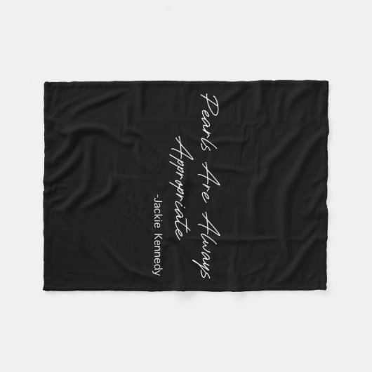 Pearls Are Always Appropriate  Fleecedecke (Vorderseite (Horizontal))